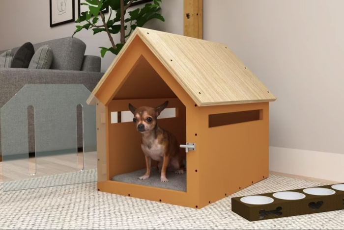 niche pour chien en bois avec porte et loquet dans le salon avec petit chien à l'intérieur