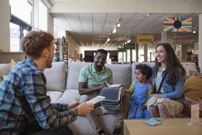 iStock-1350603440 Famille d'architectes d'intérieur choisissant les couleurs des tissus.jpg