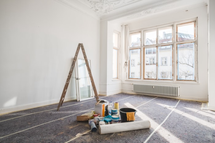 les maisons anciennes sont moins chères que les maisons neuves remodelage fourni dans la fenêtre de la chambre blanche