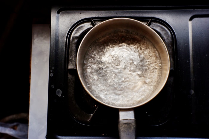 Marmite bouillante de liquide clair