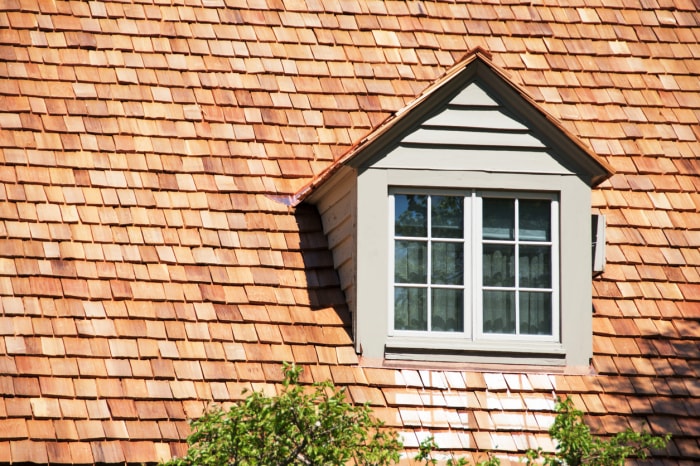 Lucarne dans le toit d'une maison avec bardeaux de cèdre.