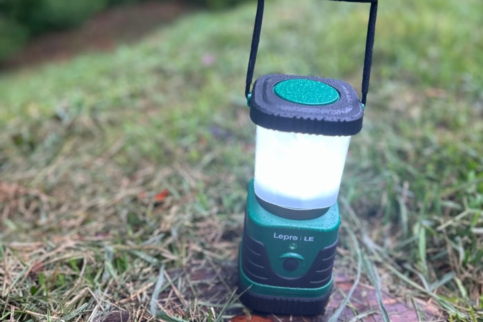 La lanterne LED Lepro sur un espace herbeux dans les bois