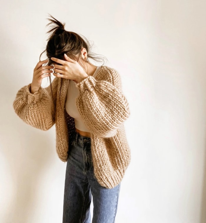 modèles de tricot pour débutants - femme portant un cardigan oversize beige