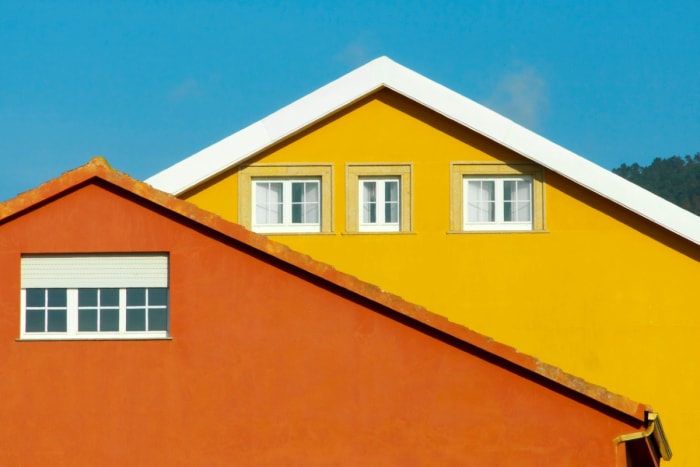 maisons aux couleurs vives