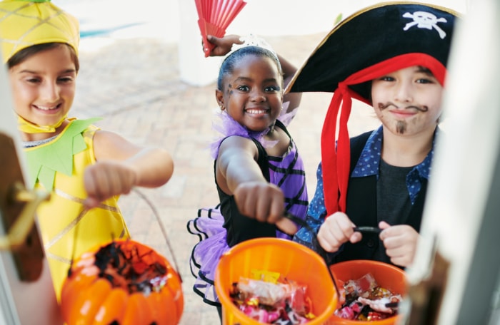 Des bonbons ou un sort pour les enfants déguisés qui reçoivent des bonbons