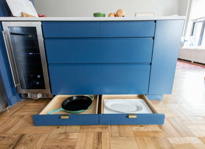 Acheter ou bricoler : 12 solutions astucieuses pour ranger les casseroles et les poêles