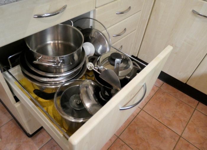 Acheter ou bricoler : 12 solutions astucieuses pour ranger les casseroles et les poêles