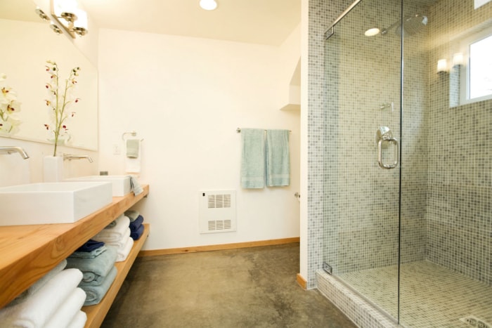 Les meilleures options de carrelage pour salle de bain : verre