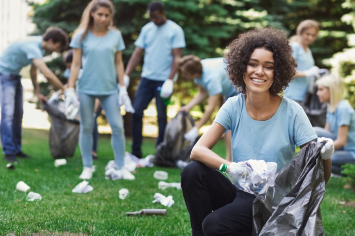 Jeune femme avec un groupe de bénévoles.