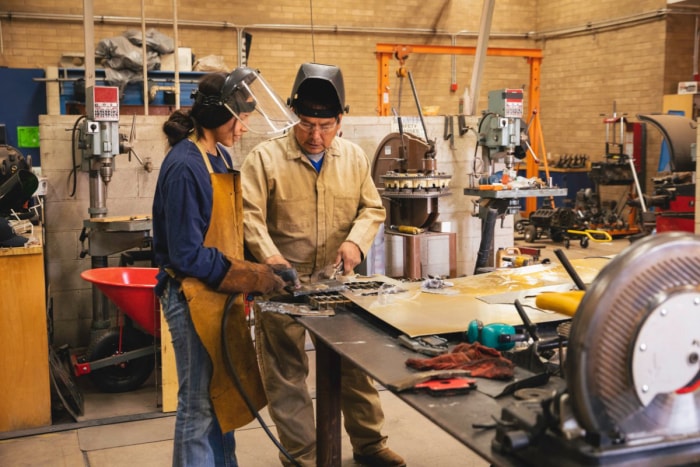 Deux soudeurs au travail.