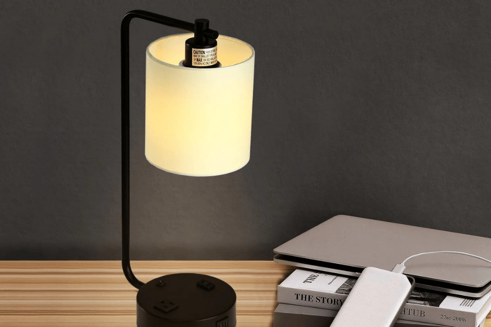 Offres Roundup 1:31 Option : Lampe de bureau noire Crewe de Steelside avec USB et prise