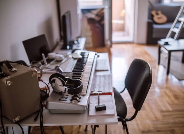 Clavier et casque sur le bureau dans une chambre d'amis