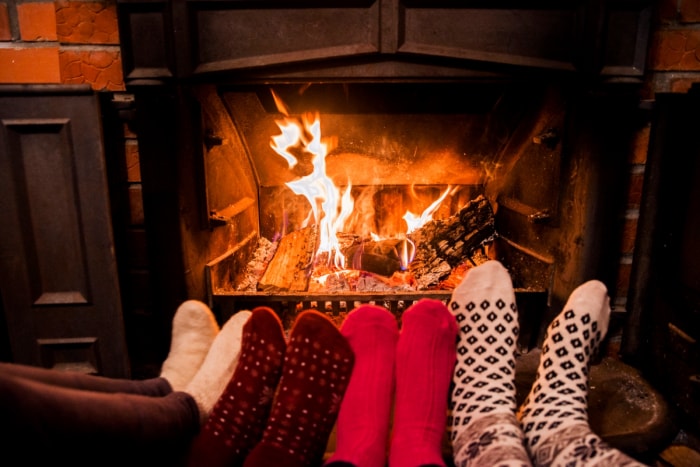 Famille se réchauffant les pieds avec des chaussettes