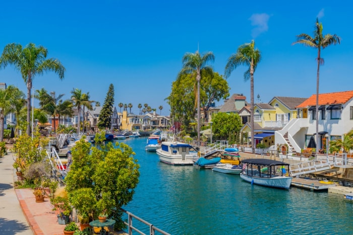 Maisons et bateaux le long du canal