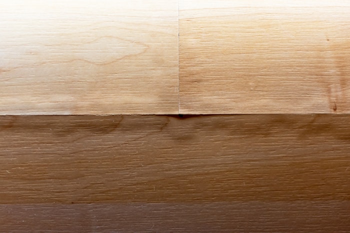 Les planches de parquet stratifié imitation bois présentent des cloques sur les bords en raison des dégâts causés par l'eau.