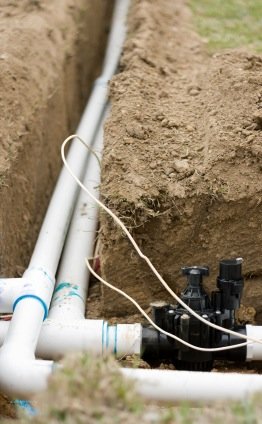 Comment installer un système d'arrosage souterrain - Tranchée de canalisation