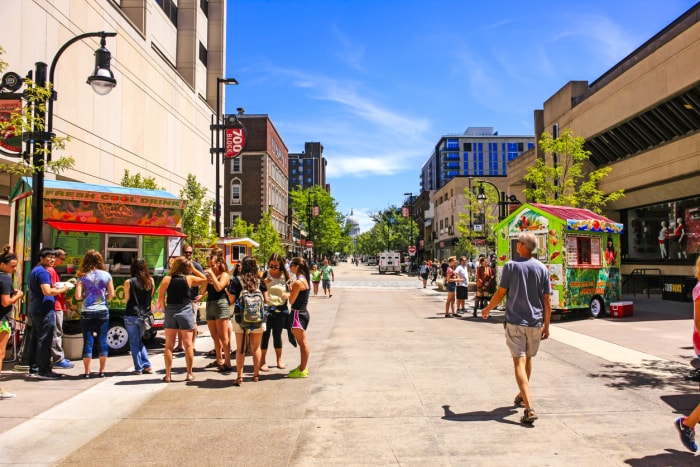 états avec la taxe foncière la plus élevée madison wisconsin été personnes se rassemblant autour d'étals de nourriture dans le centre-ville