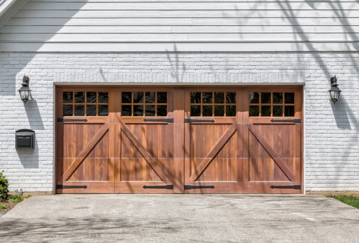 Gros plan sur des portes de garage en bois. 