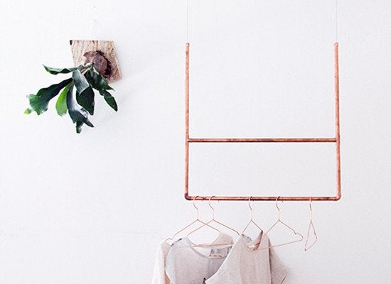 8 solutions de rangement DIY pour une pièce sans placard