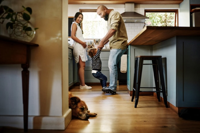 La famille profite de la cuisine