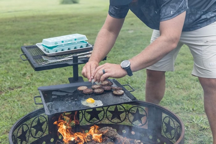 Transformez votre feu de camp en gril avec ces accessoires chauds Cuisson à feu ouvert Gril combiné par gravité