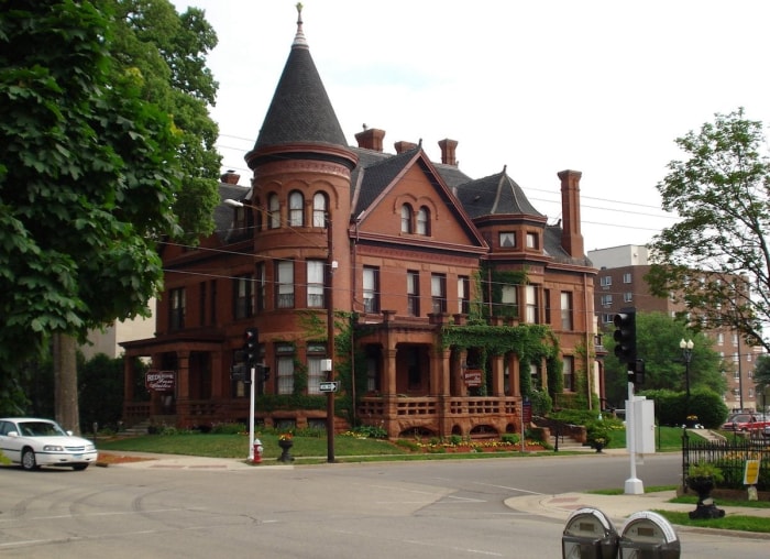 Maison en pierre rouge