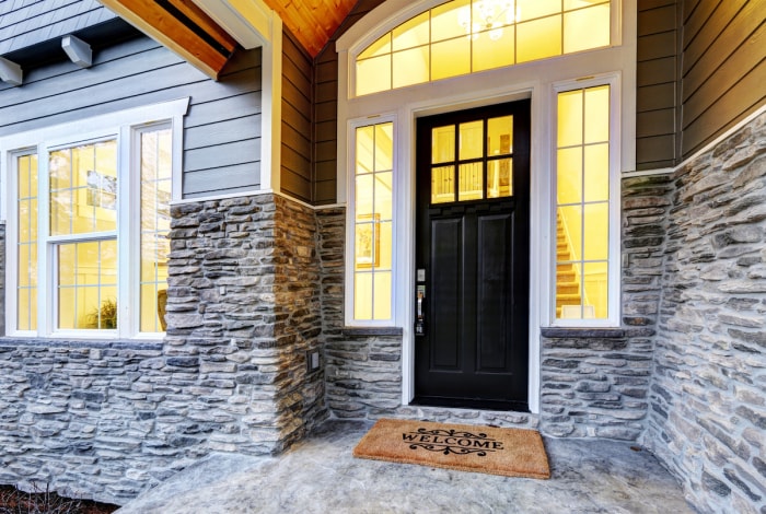 extérieur de la maison moderne avec une nouvelle porte d'entrée et de nouvelles fenêtres pour une meilleure efficacité énergétique