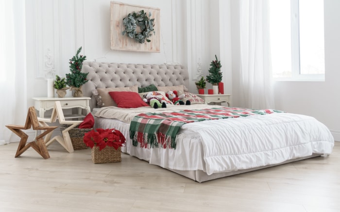 Chambre décorée pour les fêtes de Noël avec des arbres et des fleurs