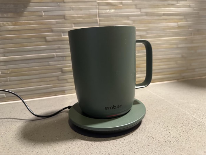 L'Ember Mug 2 en vert sauge sur un comptoir de cuisine sur son sous-verre de chargement branché.L'Ember Mug 2 en vert sauge sur un comptoir de cuisine sur son sous-verre de chargement branché.L'Ember Mug 2 en vert sauge sur un comptoir de cuisine sur son sous-verre de chargement branché.L'Ember Mug 2 en vert sauge sur un comptoir de cuisine sur son sous-verre de chargement branché.L'Ember Mug 2 en vert sauge sur un comptoir de cuisine sur son sous-verre de chargement branché.