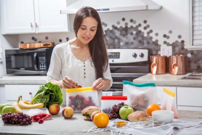 façons d'économiser de l'argent à la maison - une femme utilise des sacs réutilisables