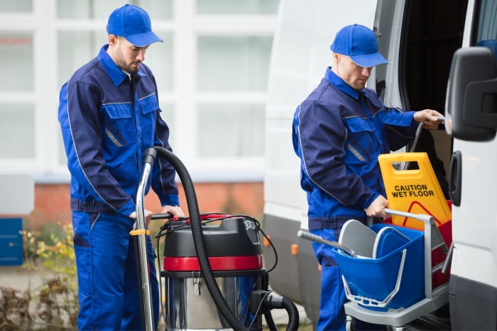 Comment obtenir des clients pour une entreprise de nettoyage : Spécialiste du nettoyage de vitres dans une camionnette, en route vers le site d'un client