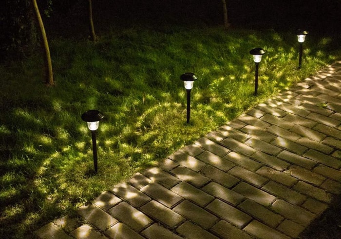 Ce que nos lecteurs ont acheté en décembre : les lampes solaires pour allées Option Beau Jardin