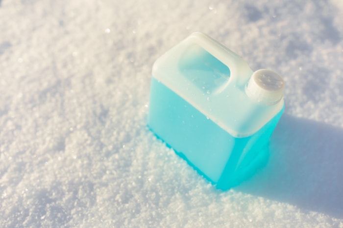 comment enlever la neige d'une allée sans pelle - blue solution bottle