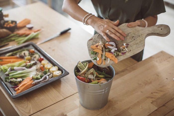 Femmes préparant des légumes pour la cuisine, tout est si vert, sain et fraîchement récolté dans le jardin. Fabrication de compost à partir des restes.