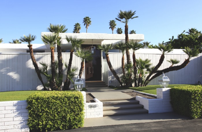 maison moderne du milieu du siècle à Palm Springs