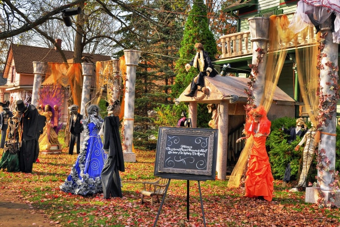 Décorations d'Halloween sur la rue Tillson à Romeo Michigan.