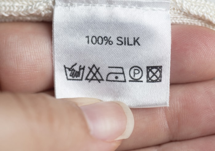 14 choses que vous ne saviez pas pouvoir nettoyer dans votre machine à laver silk clothing label hand wash concept