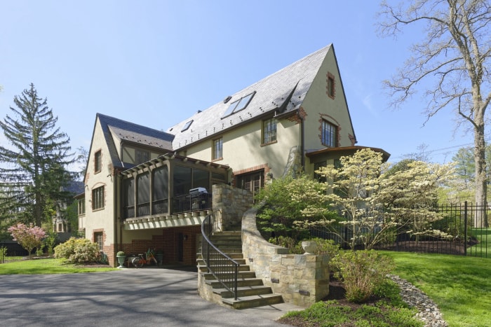 rénovation d'une maison de style tudor extérieur tudor