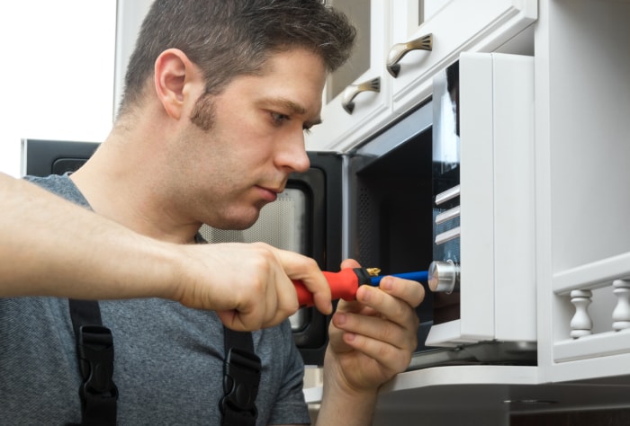 Le ventilateur du micro-ondes ne s'éteint pas