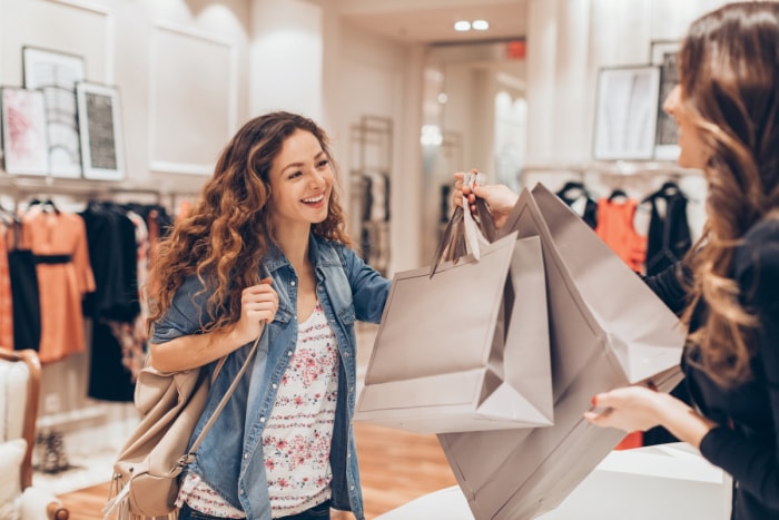 heure d'été 2023 - une jeune femme remet des sacs de courses