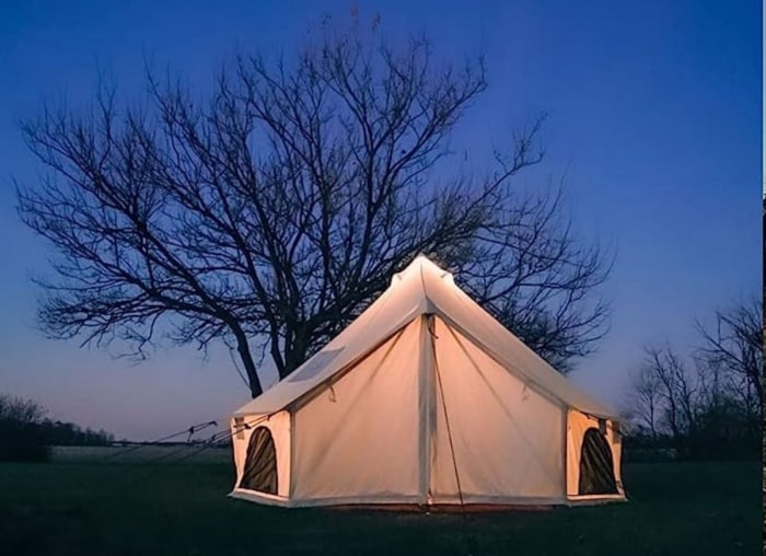 Tente cloche Avalon dans la cour au crépuscule