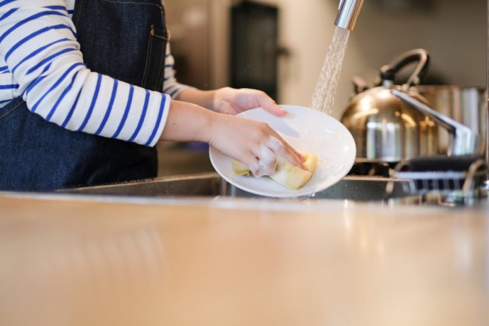 Personne faisant la vaisselle