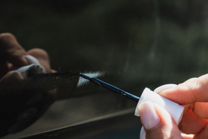 Utilisation de vernis à ongles transparent sur les rayures du verre.