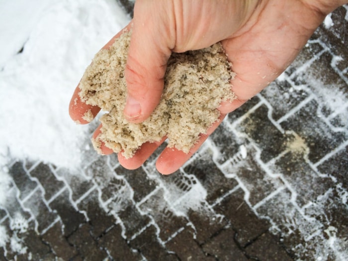 Le sable sur les surfaces glacées prévient les glissades