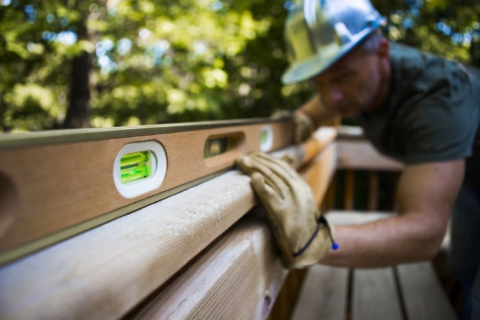 Savoir quand faire appel à un professionnel pour la réparation de votre terrasse