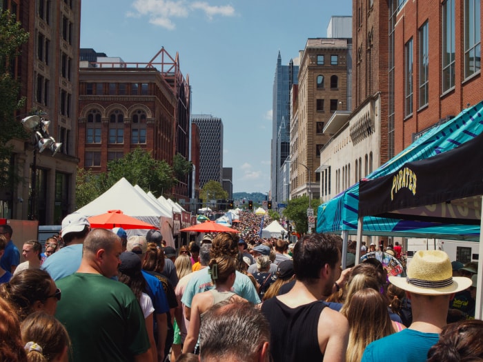 vue du marché bondé de pittsburgh