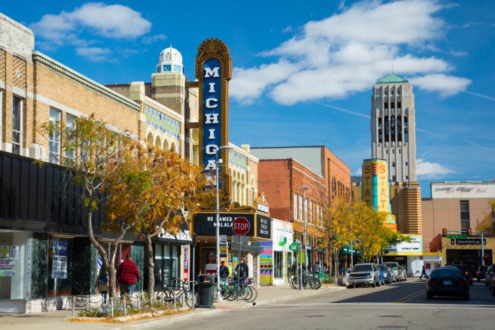 états avec la taxe foncière la plus élevée ann arbor michigan rue avec théâtre vélos devantures piétons