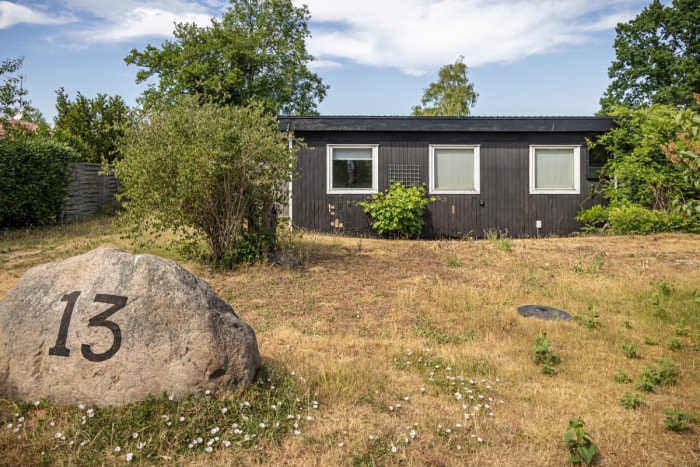 Numéro de maison sur un rocher devant la maison