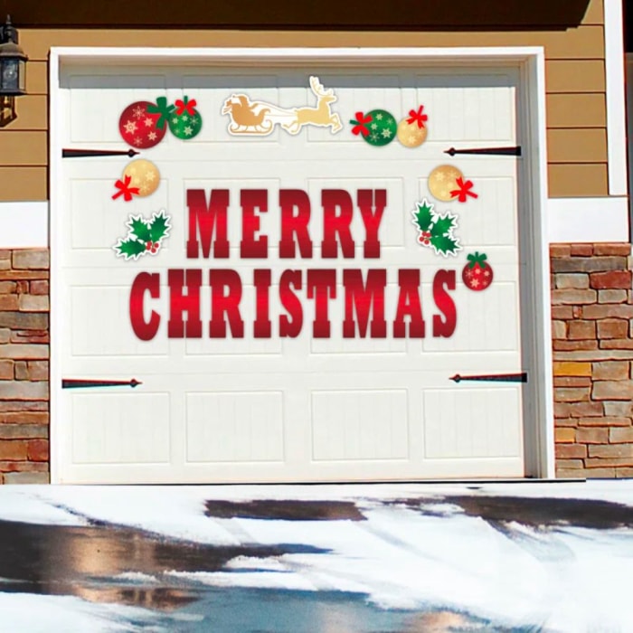 La meilleure option de décoration de Noël pour porte de garage : ensemble d'aimants pour porte de garage Merry Christmas de 23 pièces de The Holiday Aisle