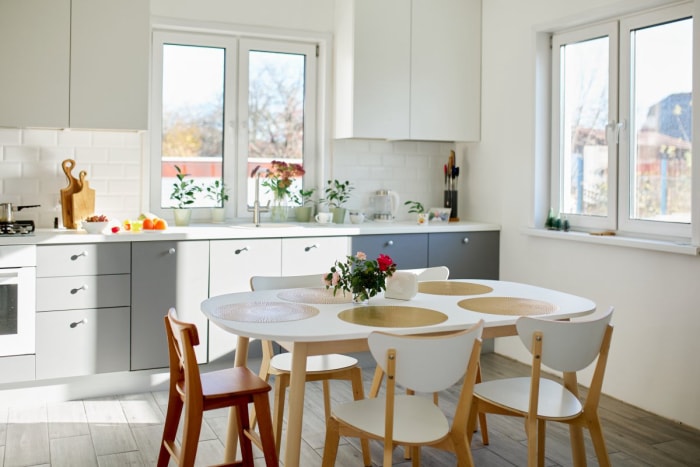 Cuisine lumineuse avec une table et des chaises près d'une fenêtre.